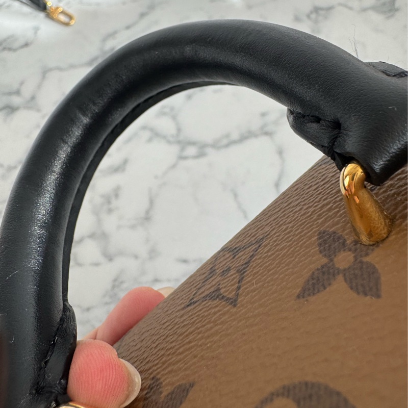 LV M82465雙花紋直立手提兩用包-18