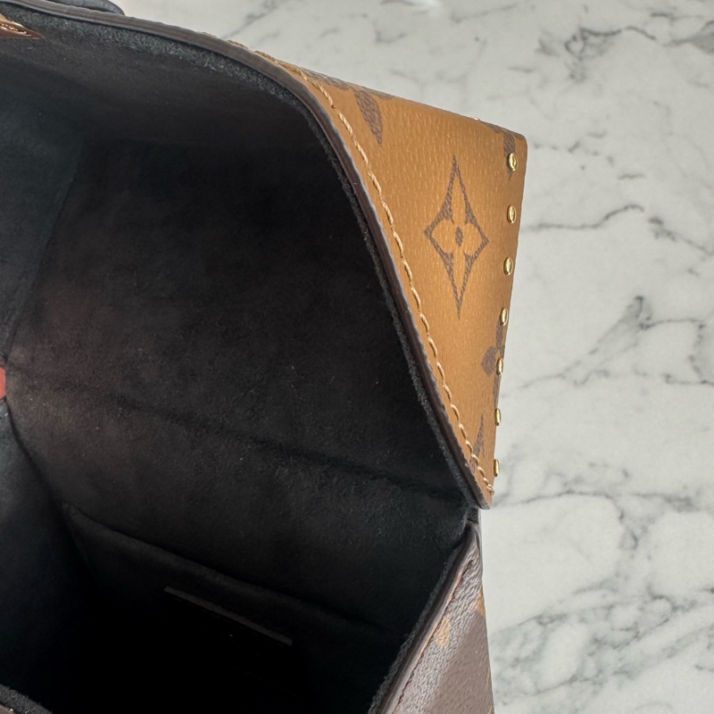 LV M82465雙花紋直立手提兩用包-20