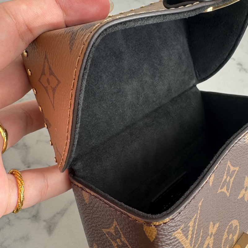 LV M82465雙花紋直立手提兩用包-21