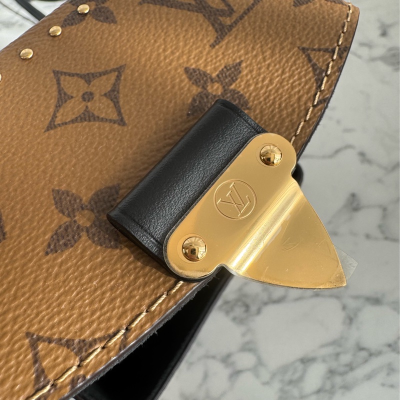 LV M82465雙花紋直立手提兩用包-23