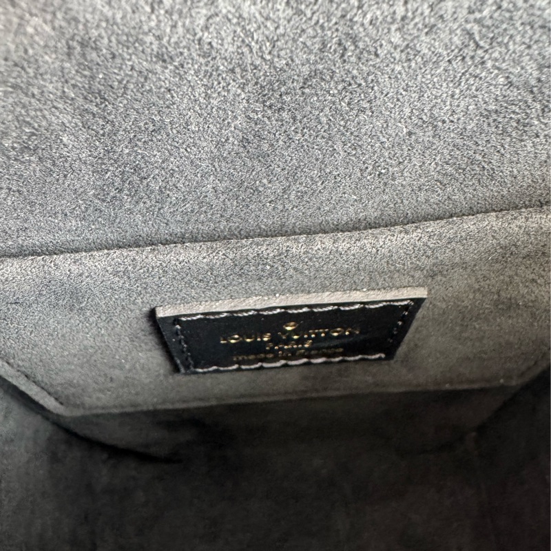 LV M82465雙花紋直立手提兩用包-25