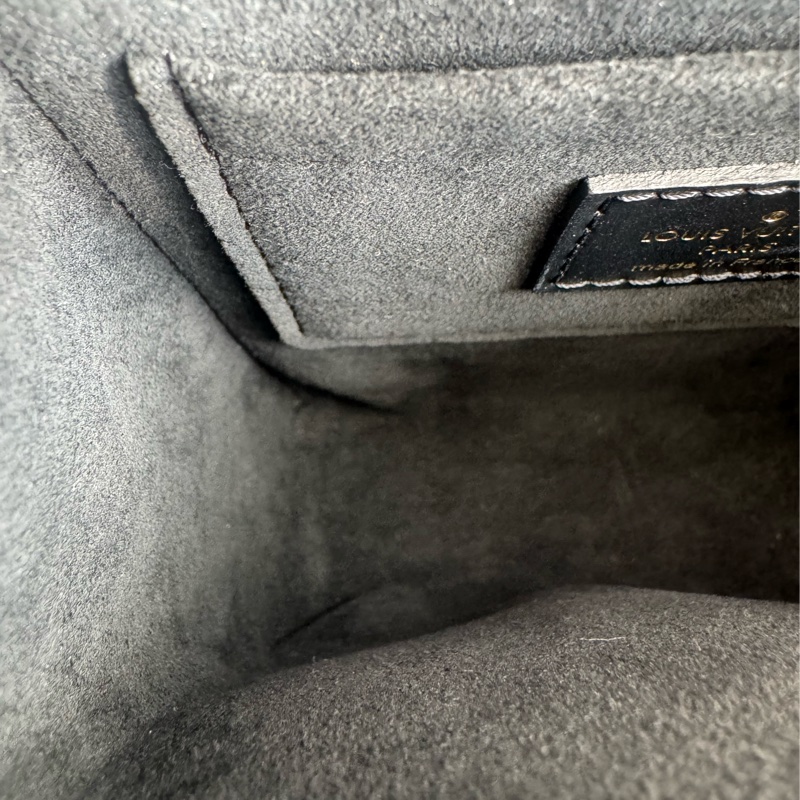 LV M82465雙花紋直立手提兩用包-26