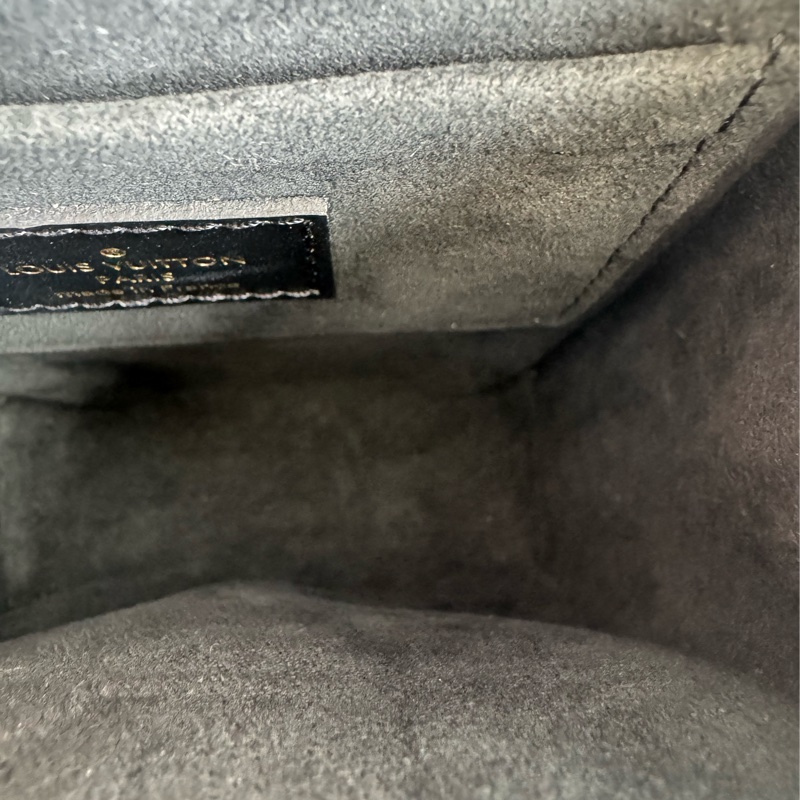 LV M82465雙花紋直立手提兩用包-27