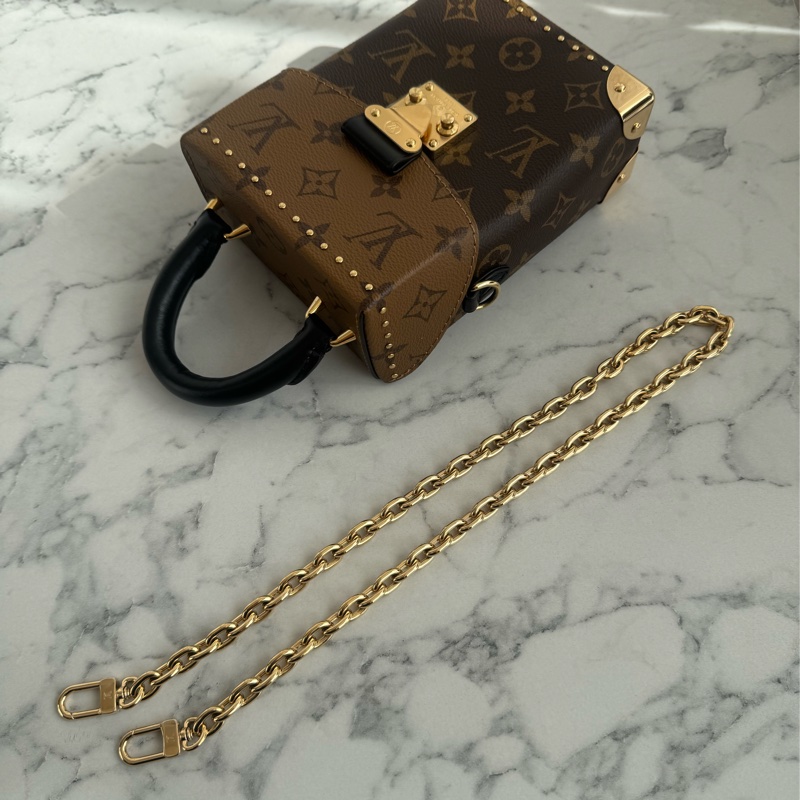 LV M82465雙花紋直立手提兩用包-29