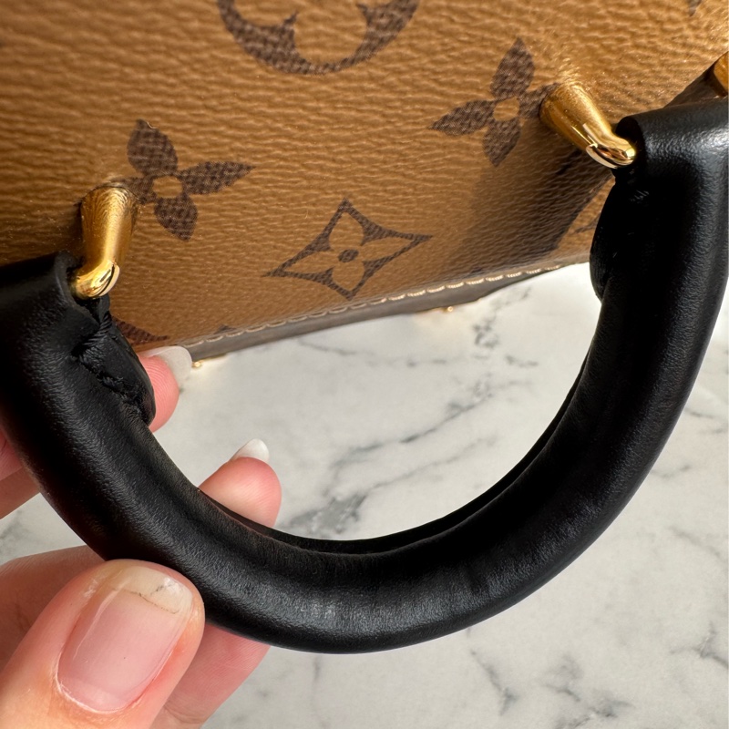 LV M82465雙花紋直立手提兩用包-30