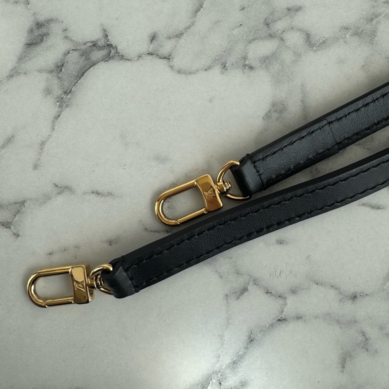 LV M82465雙花紋直立手提兩用包-31