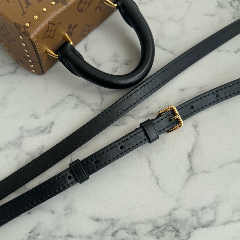 LV M82465雙花紋直立手提兩用包-32