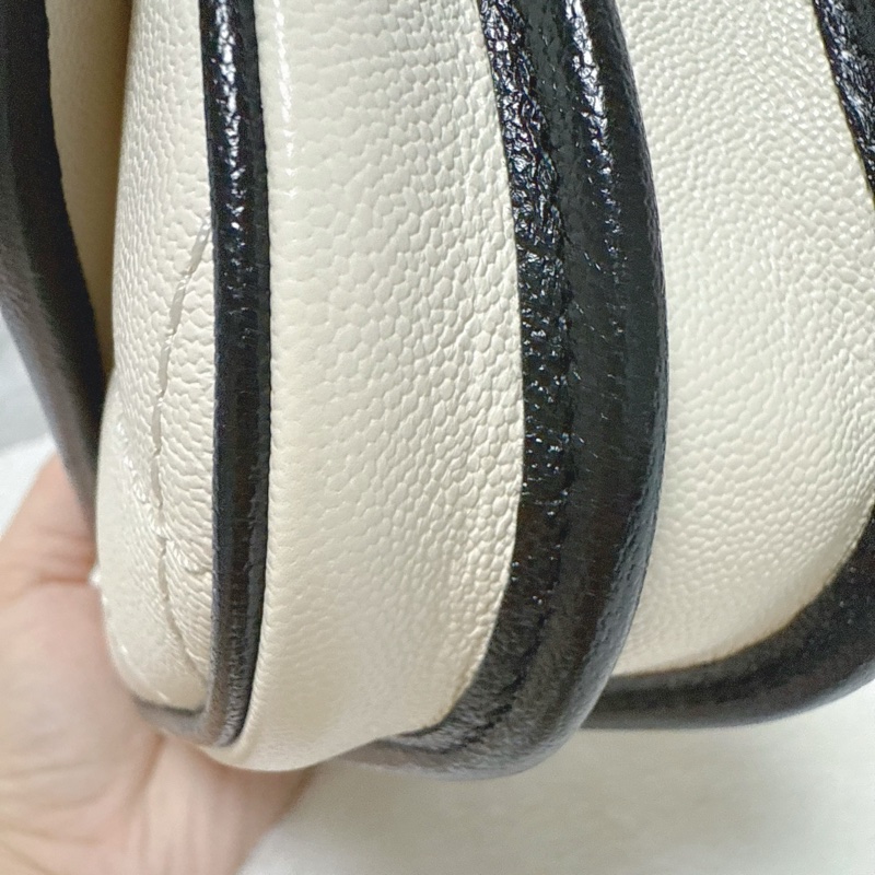 ❤️空姐包款，浪漫冬季溫柔奶油白❤️全新31開Chanel香奈兒21s半月郵差包 白色斜背鍊包 熊貓配色 鏈條包 馬鞍包 白雪公主-10