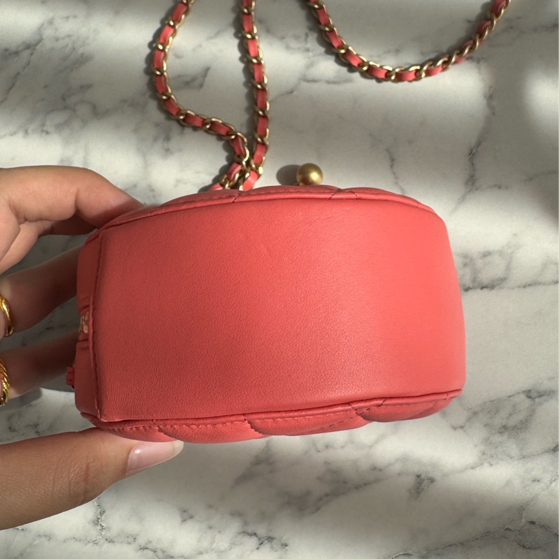 Chanel粉菱格金雙C金球圓餅包-5