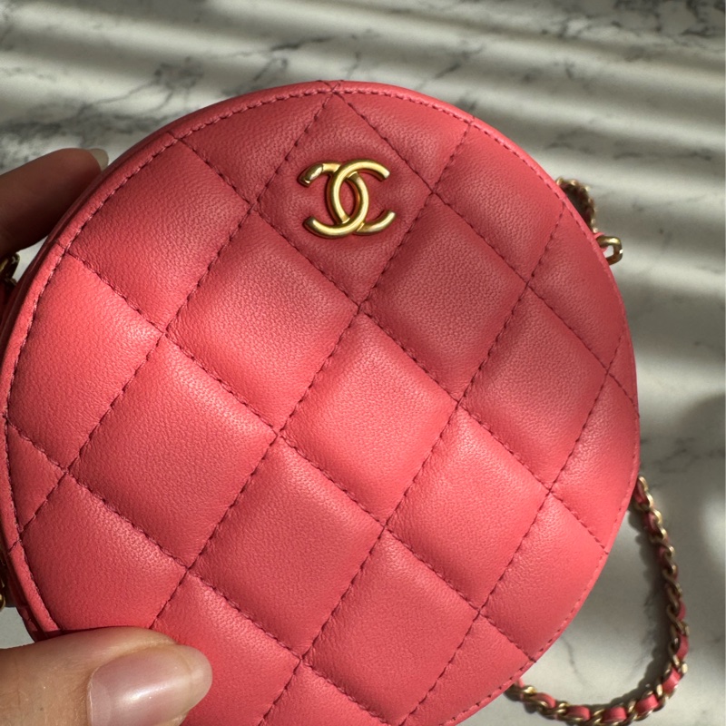 Chanel粉菱格金雙C金球圓餅包-9
