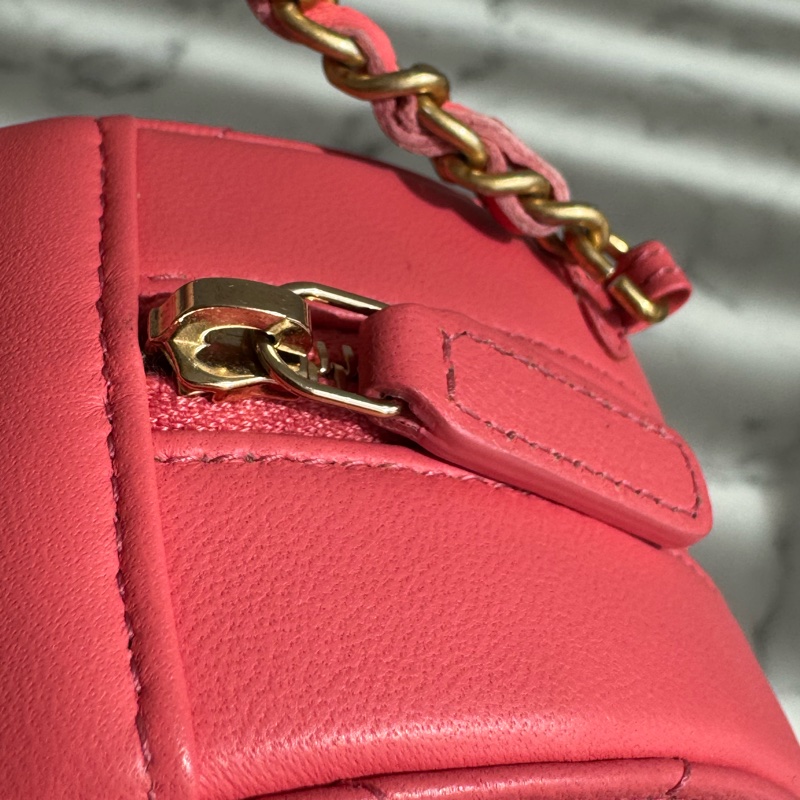 Chanel粉菱格金雙C金球圓餅包-16