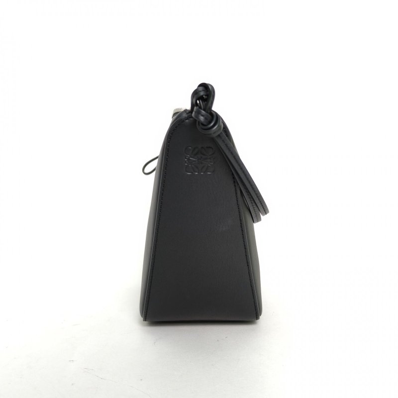 LOEWE HammockHobo浮雕字謎迷你黑色牛皮銀扣肩背包-1