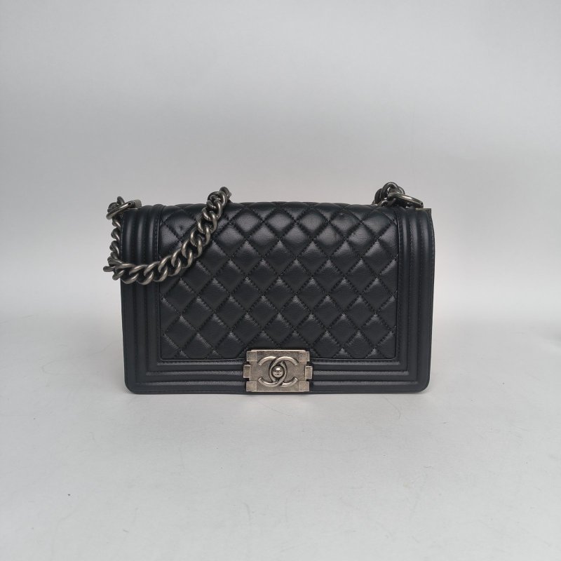 CHANEL Leboy中號25黑色羊皮19開銀扣肩背包-0