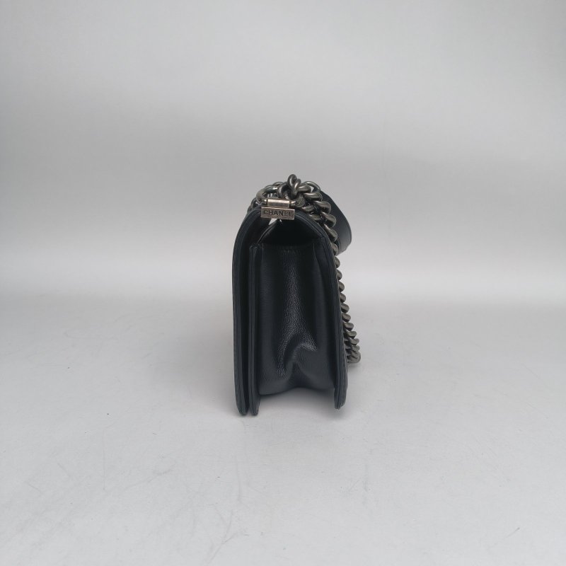 CHANEL Leboy中號25黑色羊皮19開銀扣肩背包-1