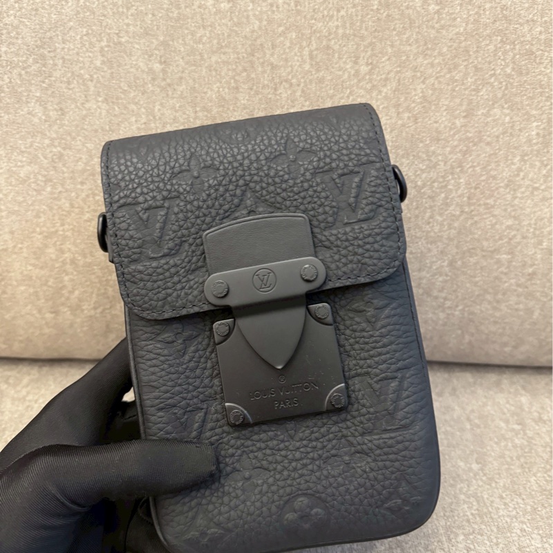 LV S-lock壓紋側背包-1