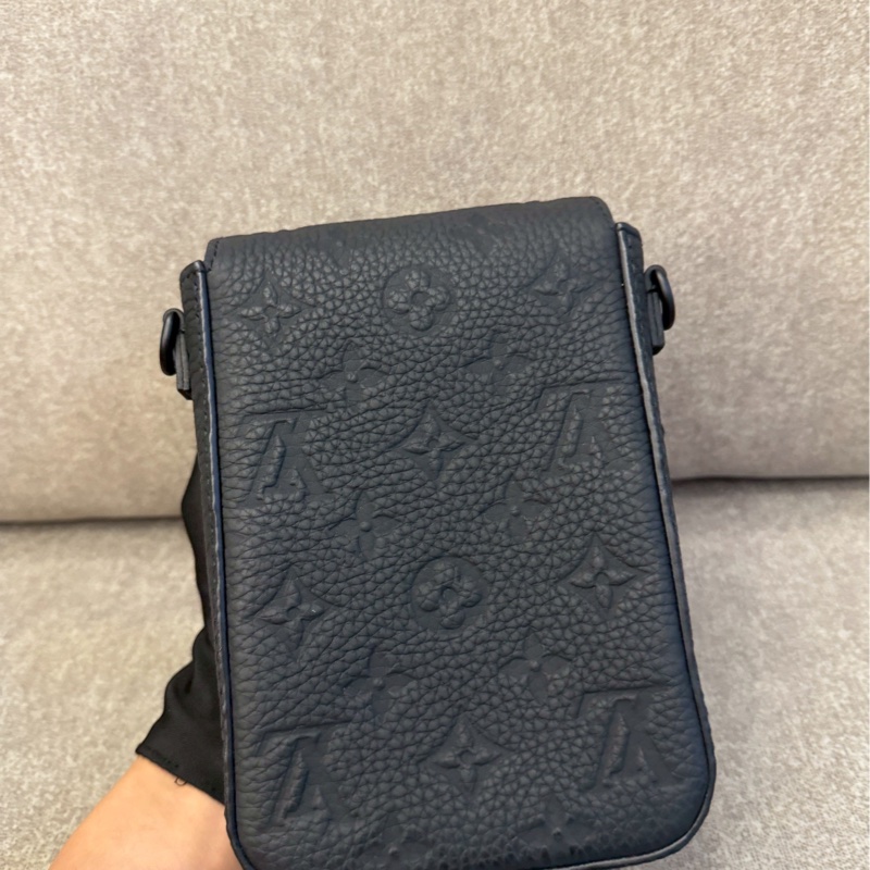 LV S-lock壓紋側背包-2