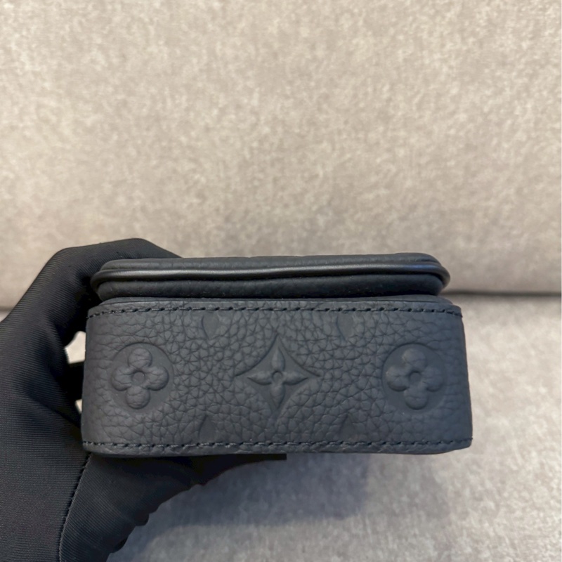 LV S-lock壓紋側背包-3