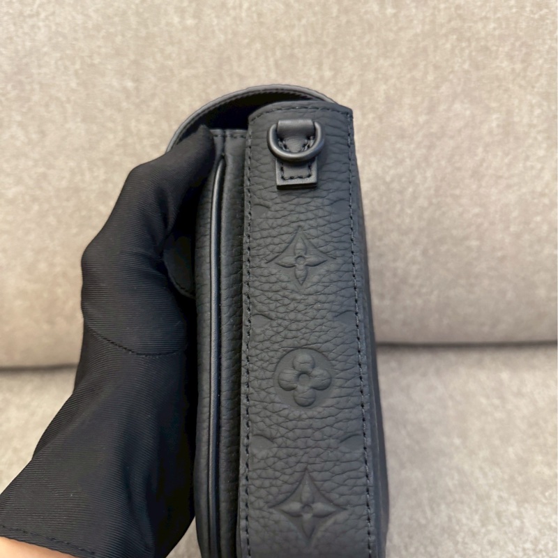 LV S-lock壓紋側背包-5