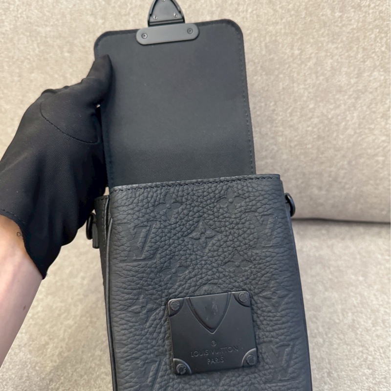 LV S-lock壓紋側背包-6