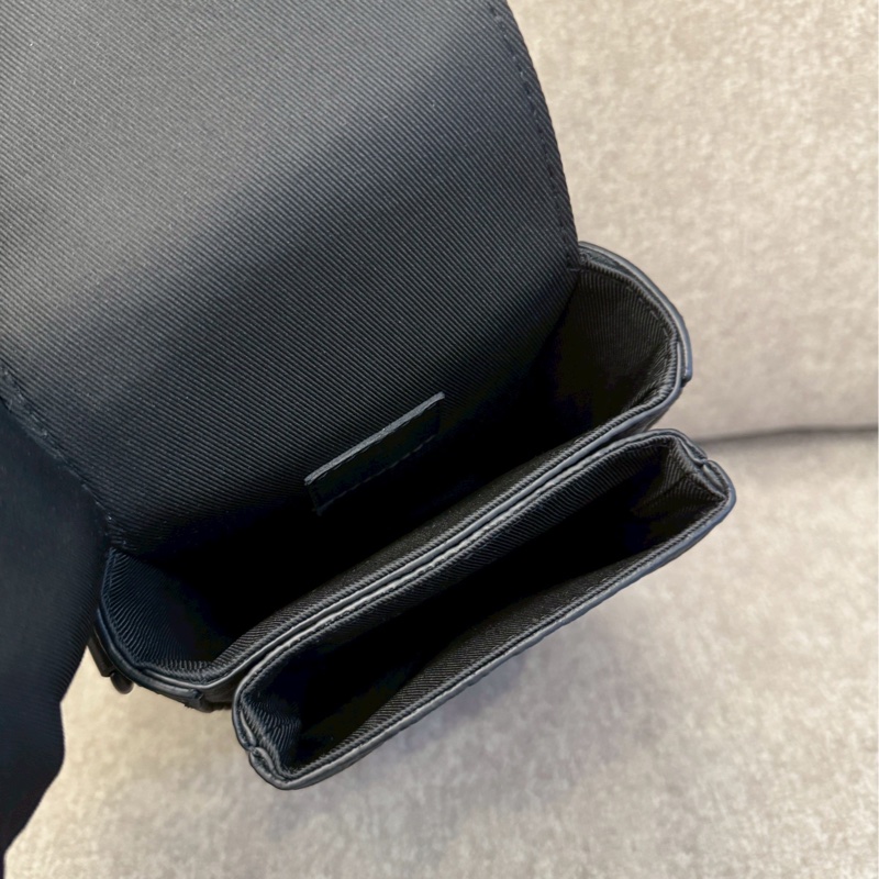 LV S-lock壓紋側背包-7