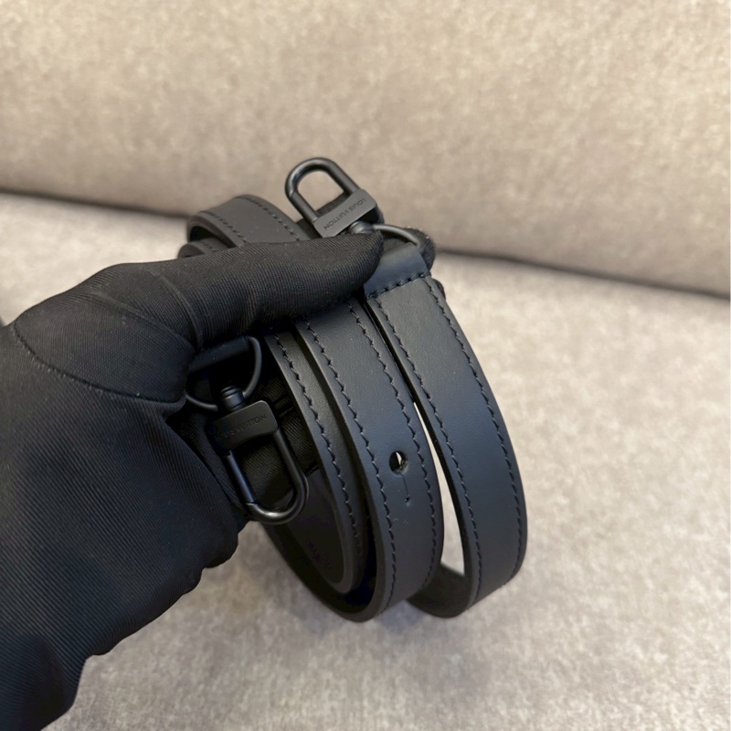 LV S-lock壓紋側背包-8