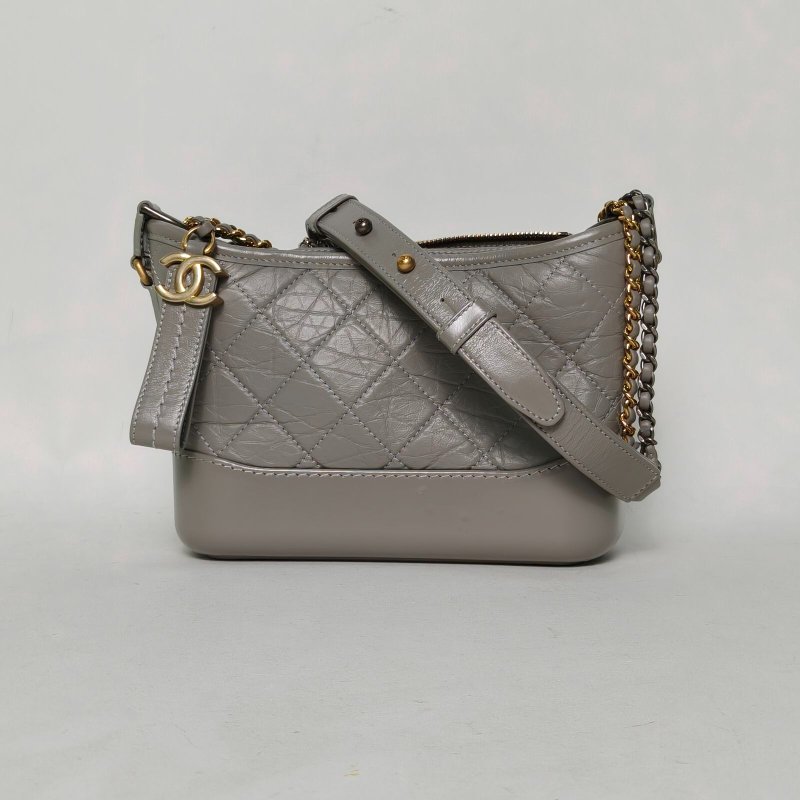 CHANEL GABRIELLE流浪小號2028開金銀扣灰色牛皮V紋肩背包-0
