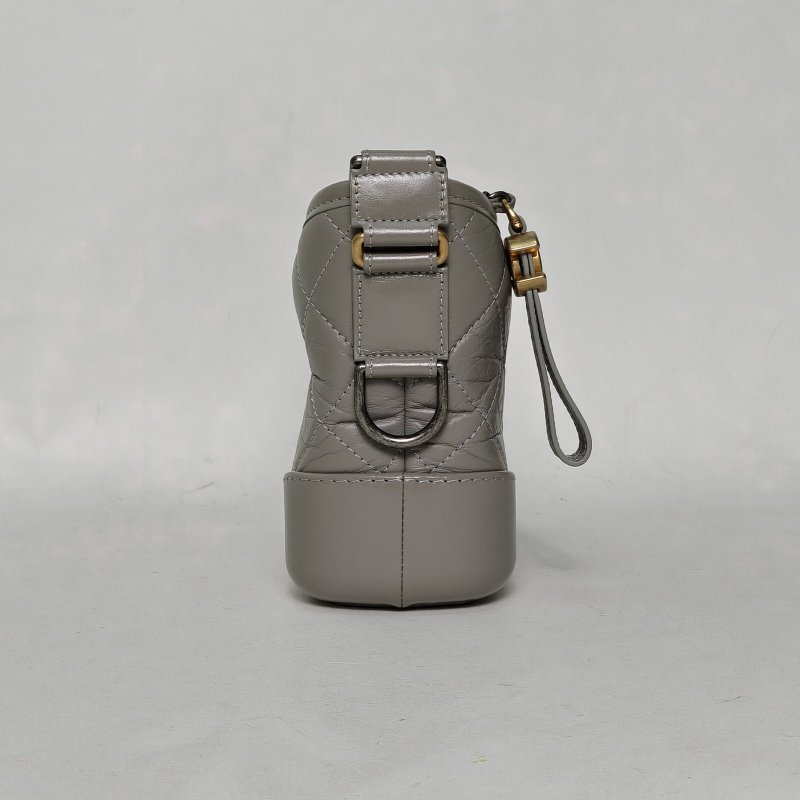 CHANEL GABRIELLE流浪小號2028開金銀扣灰色牛皮V紋肩背包-1