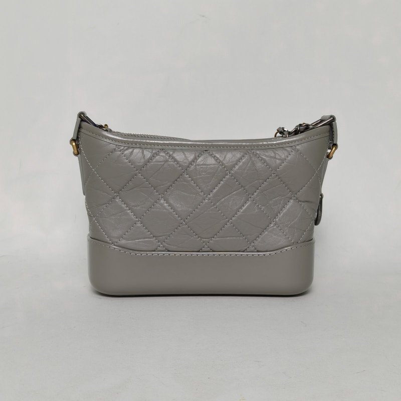 CHANEL GABRIELLE流浪小號2028開金銀扣灰色牛皮V紋肩背包-2