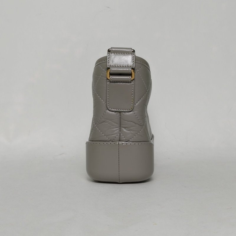 CHANEL GABRIELLE流浪小號2028開金銀扣灰色牛皮V紋肩背包-3