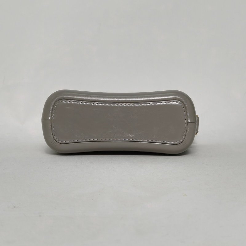 CHANEL GABRIELLE流浪小號2028開金銀扣灰色牛皮V紋肩背包-4