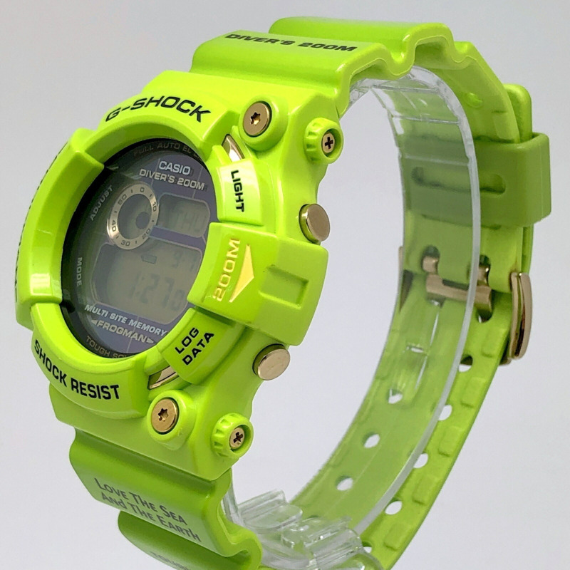 卡西歐 G-SHOCK GW-200F-3 FROGMAN EARTHWATCH 手錶，錶盤圖案為雨蛙、樹木和海豚/鯨魚。太陽能動力，採用亮綠色/黃色塗裝。 2009 年 6 月發售。可在 Mikunigaoka 商店購買。商品編號：ITE3CVMX70O4。-1