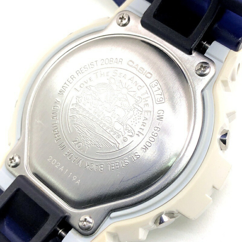 卡西歐 G-SHOCK GW-6900K-7 伊魯卡 2011 手錶，電波太陽能，Tough Multi-Band 6 電波接收，白色錶盤藍色鏤空，ICERC 日本製造，伊魯卡吉吉款，2011 年 6 月發售，Mikunigaoka 商店，ITG8RT-7