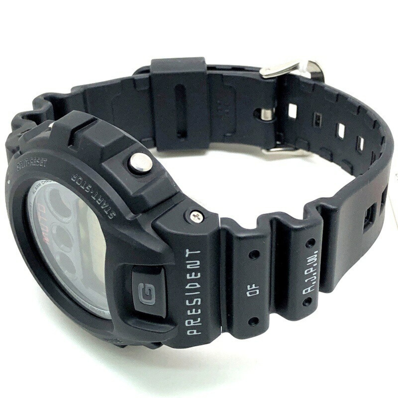 卡西歐 G-SHOCK DW-6900BMK-9 手錶，以全日本職業摔角總裁武藤敬司為主題。武藤敬司也是「三劍客」之一，代表「戰鬥精神」。這款手錶於 2002 年左右發售。三國丘店有售。 ITB1R0GFMAQF-4