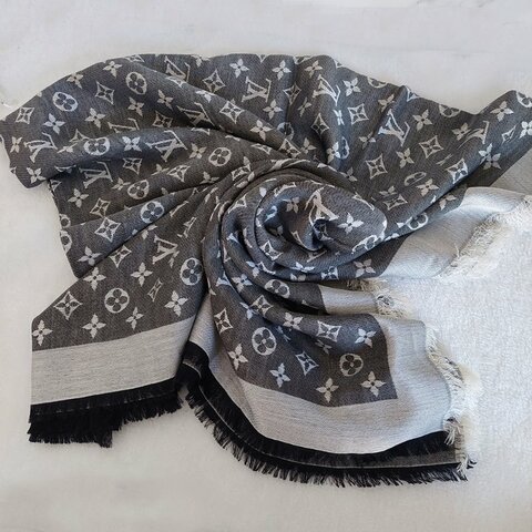 LV M71378 Monogram Denim 🌈實品拍照🌈披肩/滿版老花/羊毛絲綢披肩/圍巾/黑銀/黑灰(9.8新)