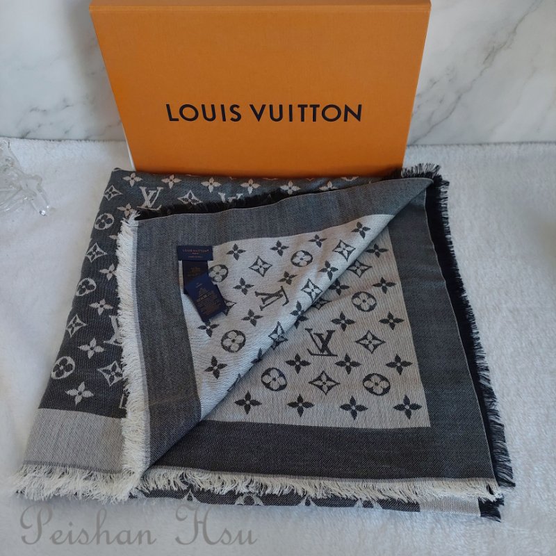 LV M71378 Monogram Denim 🌈實品拍照🌈披肩/滿版老花/羊毛絲綢披肩/圍巾/黑銀/黑灰(9.8新)-3