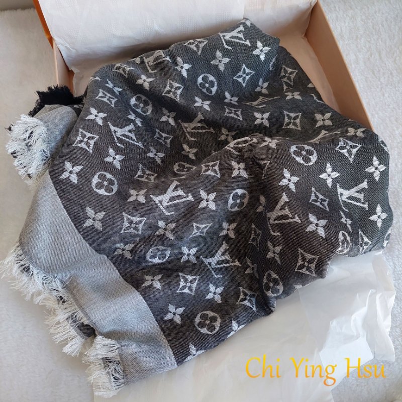 LV M71378 Monogram Denim 🌈實品拍照🌈披肩/滿版老花/羊毛絲綢披肩/圍巾/黑銀/黑灰(9.8新)-4