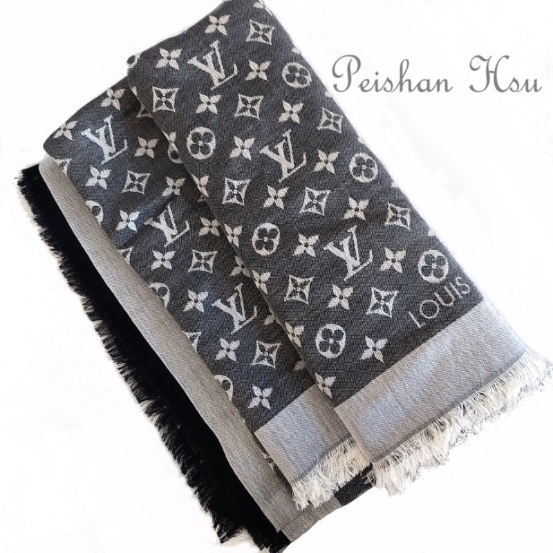 LV M71378 Monogram Denim 🌈實品拍照🌈披肩/滿版老花/羊毛絲綢披肩/圍巾/黑銀/黑灰(9.8新)-5