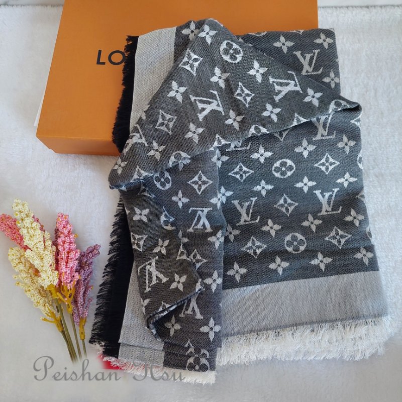LV M71378 Monogram Denim 🌈實品拍照🌈披肩/滿版老花/羊毛絲綢披肩/圍巾/黑銀/黑灰(9.8新)-6