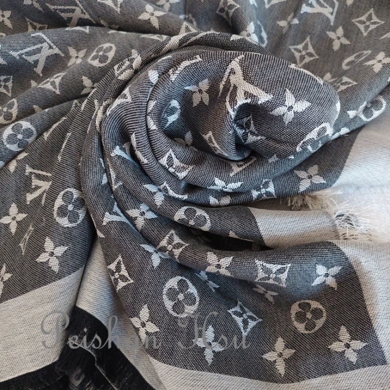 LV M71378 Monogram Denim 🌈實品拍照🌈披肩/滿版老花/羊毛絲綢披肩/圍巾/黑銀/黑灰(9.8新)-7