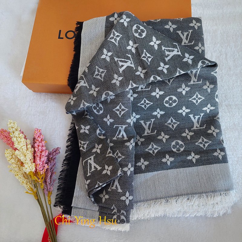 LV M71378 Monogram Denim 🌈實品拍照🌈披肩/滿版老花/羊毛絲綢披肩/圍巾/黑銀/黑灰(9.8新)-11