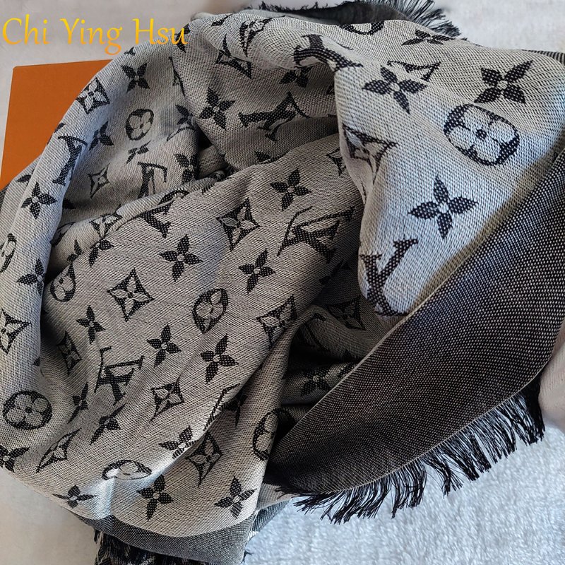 LV M71378 Monogram Denim 🌈實品拍照🌈披肩/滿版老花/羊毛絲綢披肩/圍巾/黑銀/黑灰(9.8新)-13