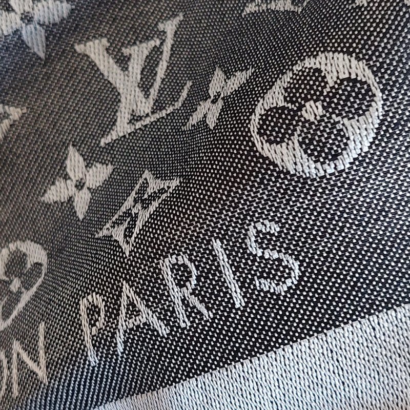 LV M71378 Monogram Denim 🌈實品拍照🌈披肩/滿版老花/羊毛絲綢披肩/圍巾/黑銀/黑灰(9.8新)-19