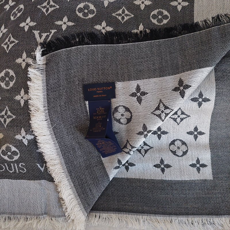 LV M71378 Monogram Denim 🌈實品拍照🌈披肩/滿版老花/羊毛絲綢披肩/圍巾/黑銀/黑灰(9.8新)-22