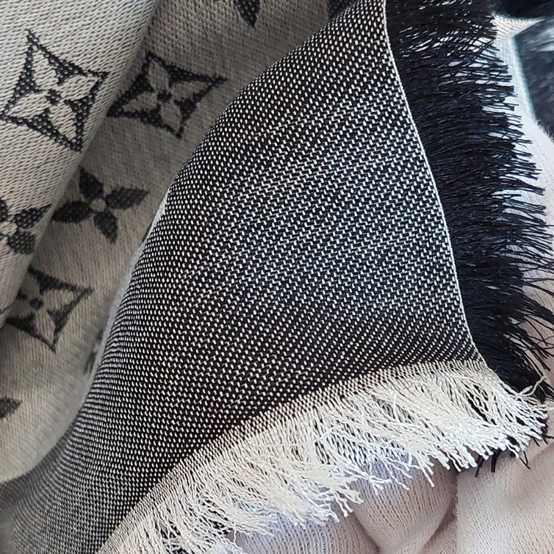 LV M71378 Monogram Denim 🌈實品拍照🌈披肩/滿版老花/羊毛絲綢披肩/圍巾/黑銀/黑灰(9.8新)-26