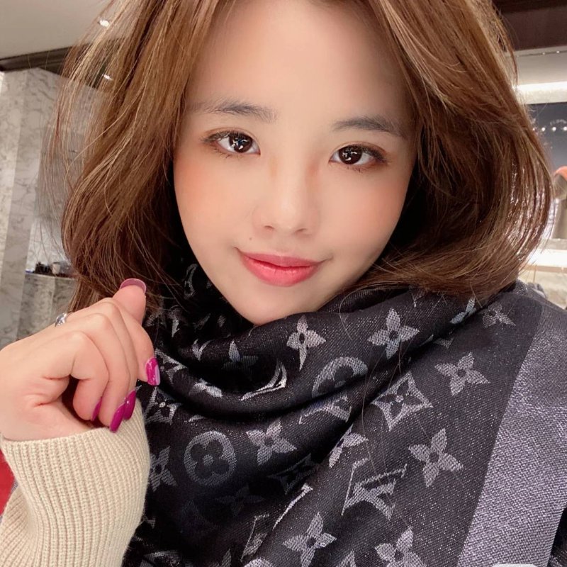 LV M71378 Monogram Denim 🌈實品拍照🌈披肩/滿版老花/羊毛絲綢披肩/圍巾/黑銀/黑灰(9.8新)-27