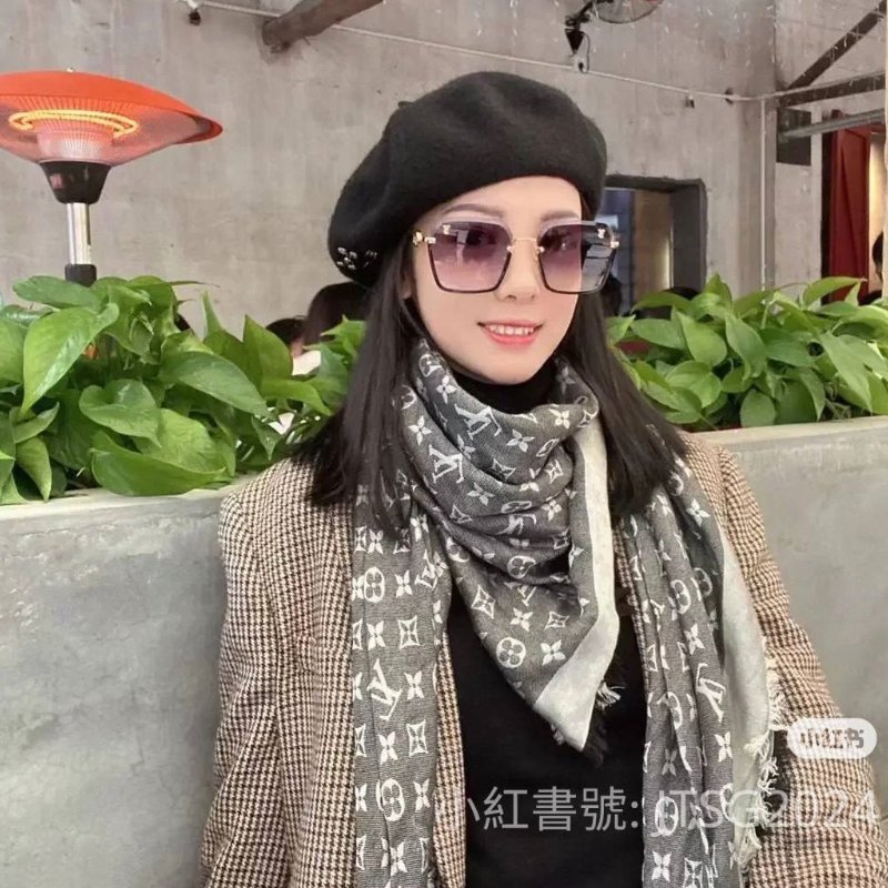 LV M71378 Monogram Denim 🌈實品拍照🌈披肩/滿版老花/羊毛絲綢披肩/圍巾/黑銀/黑灰(9.8新)-28