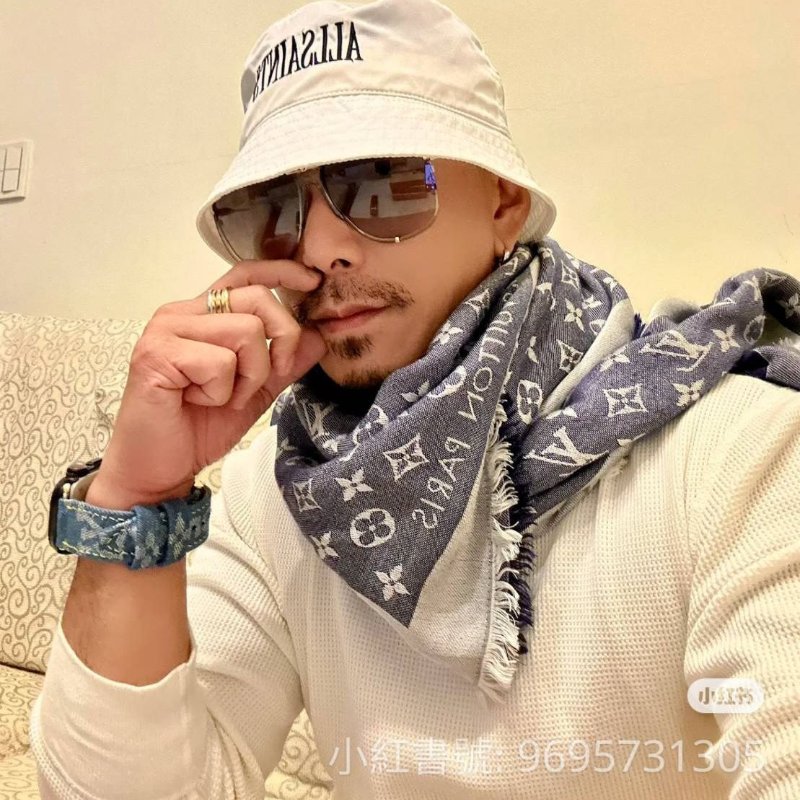 LV M71378 Monogram Denim 🌈實品拍照🌈披肩/滿版老花/羊毛絲綢披肩/圍巾/黑銀/黑灰(9.8新)-29