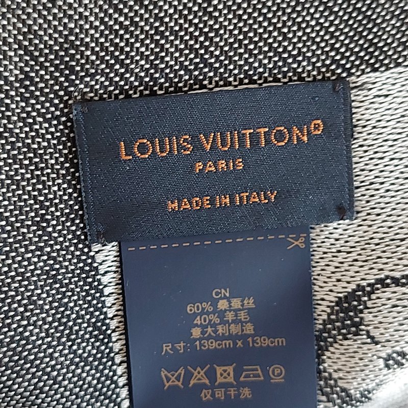 LV M71378 Monogram Denim 🌈實品拍照🌈披肩/滿版老花/羊毛絲綢披肩/圍巾/黑銀/黑灰(9.8新)-30