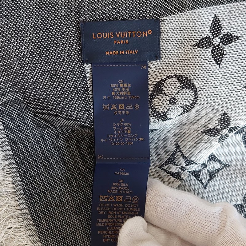 LV M71378 Monogram Denim 🌈實品拍照🌈披肩/滿版老花/羊毛絲綢披肩/圍巾/黑銀/黑灰(9.8新)-31