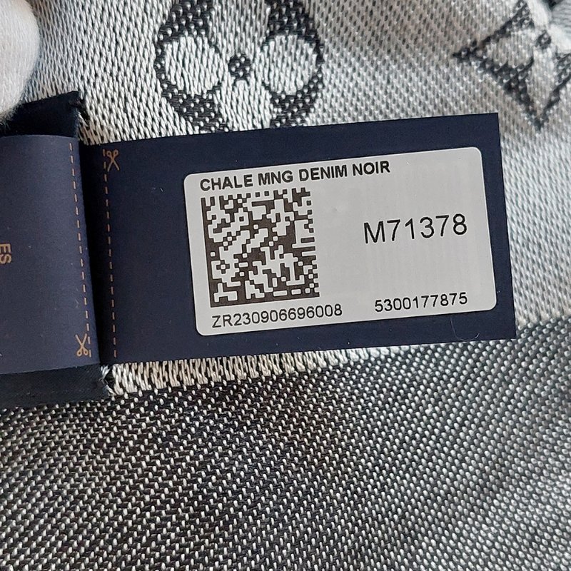 LV M71378 Monogram Denim 🌈實品拍照🌈披肩/滿版老花/羊毛絲綢披肩/圍巾/黑銀/黑灰(9.8新)-32